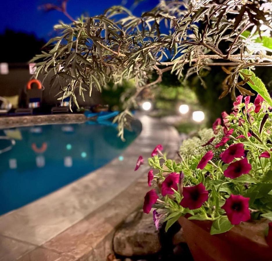 A Vista Villa Couples Retreat Келоуна Экстерьер фото