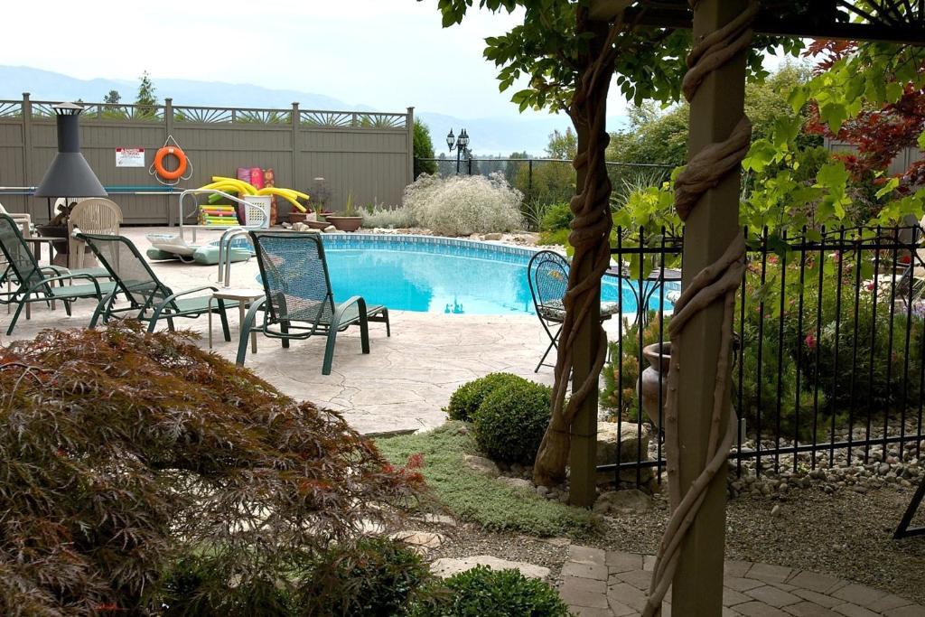 A Vista Villa Couples Retreat Келоуна Номер фото